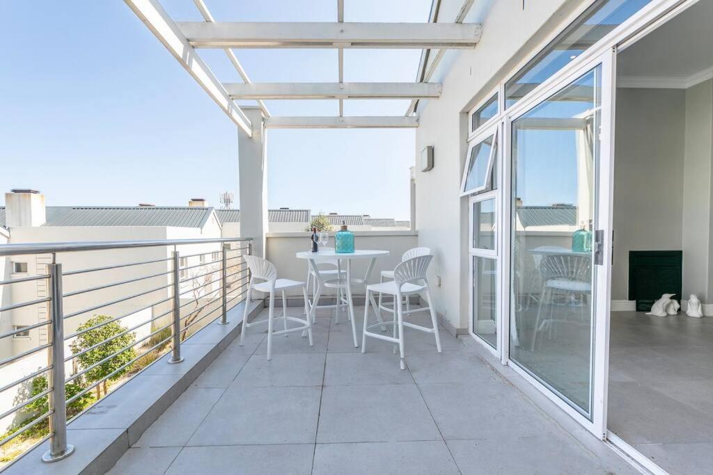 Stunning 2 Bedroom, Big Bay, Bona Views