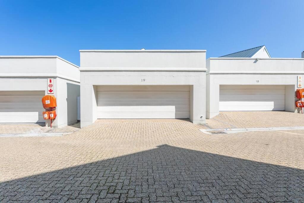 Stunning 2 Bedroom, Big Bay, Bona Views Apartment *