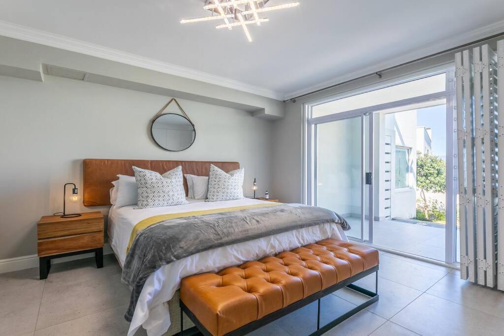 Stunning 2 Bedroom, Big Bay, Bona Views Apartment *