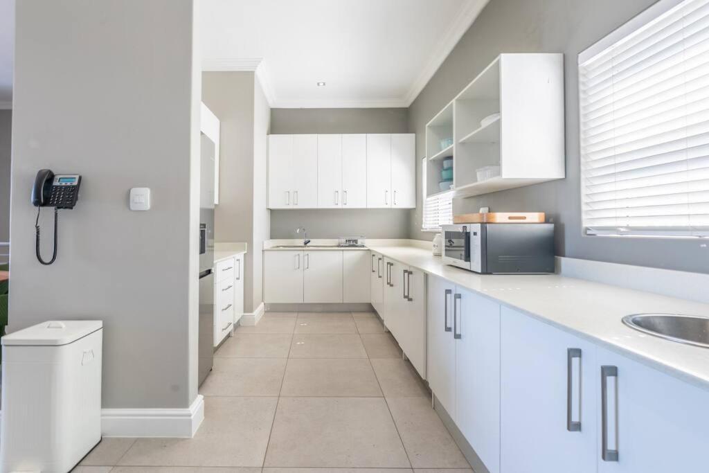 Stunning 2 Bedroom, Big Bay, Bona Views *
