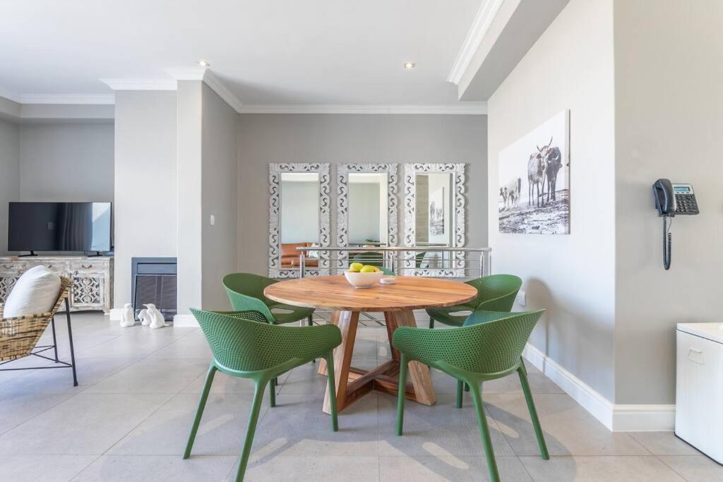 Stunning 2 Bedroom, Big Bay, Bona Views * Cape Town