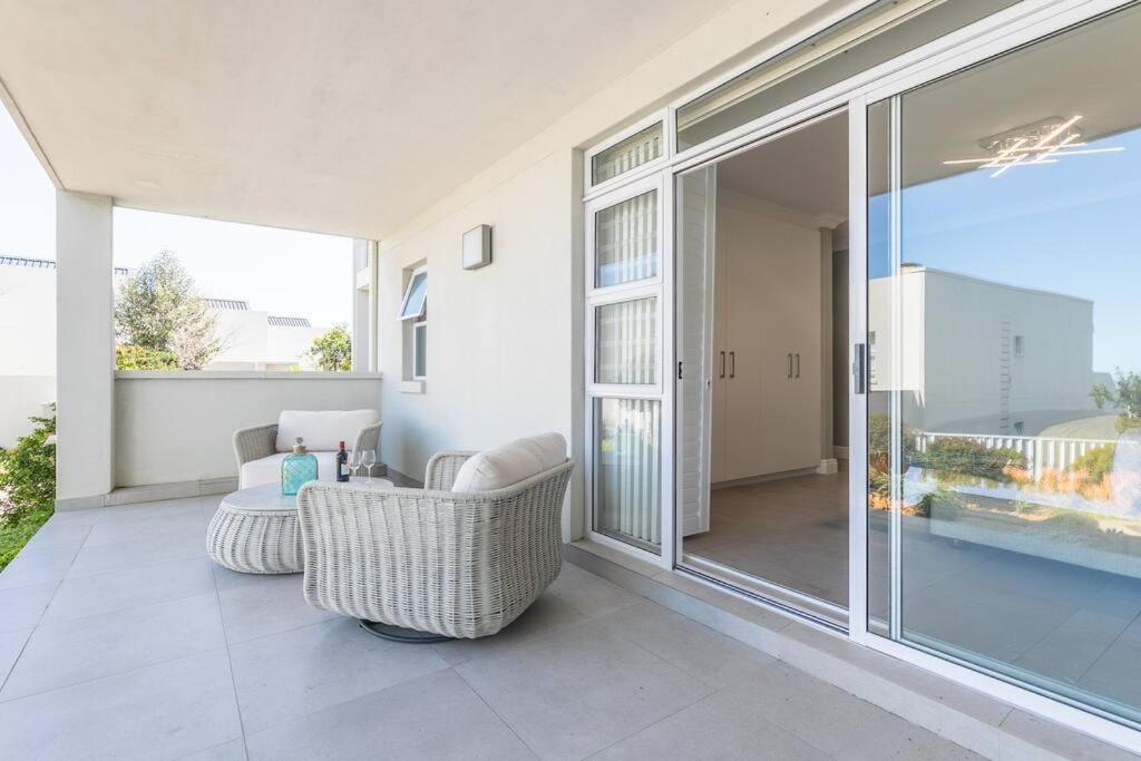 Stunning 2 Bedroom, Big Bay, Bona Views Apartment