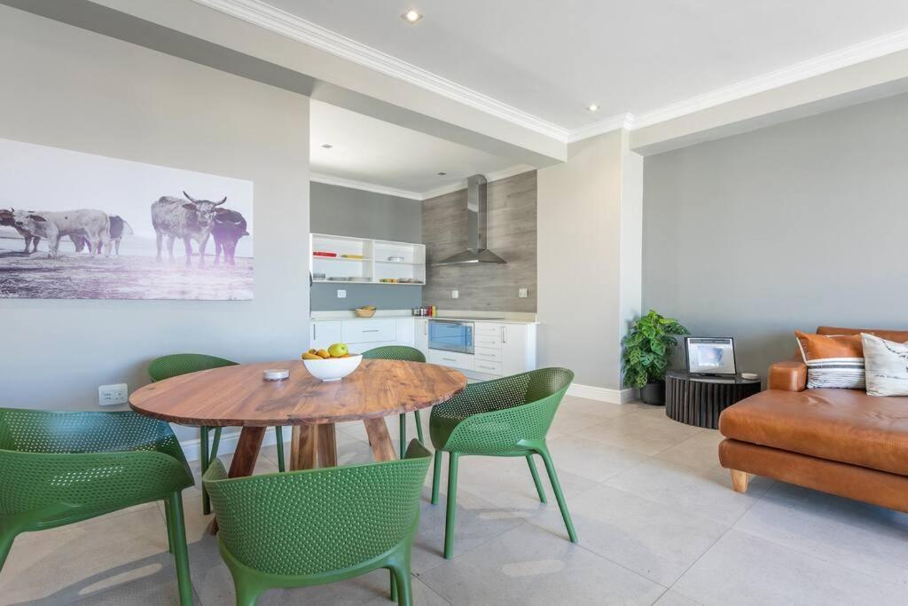 Apartment Stunning 2 Bedroom, Big Bay, Bona Views Cape Town