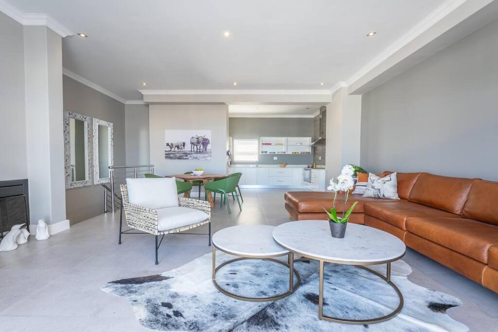 Stunning 2 Bedroom, Big Bay, Bona Views Apartment